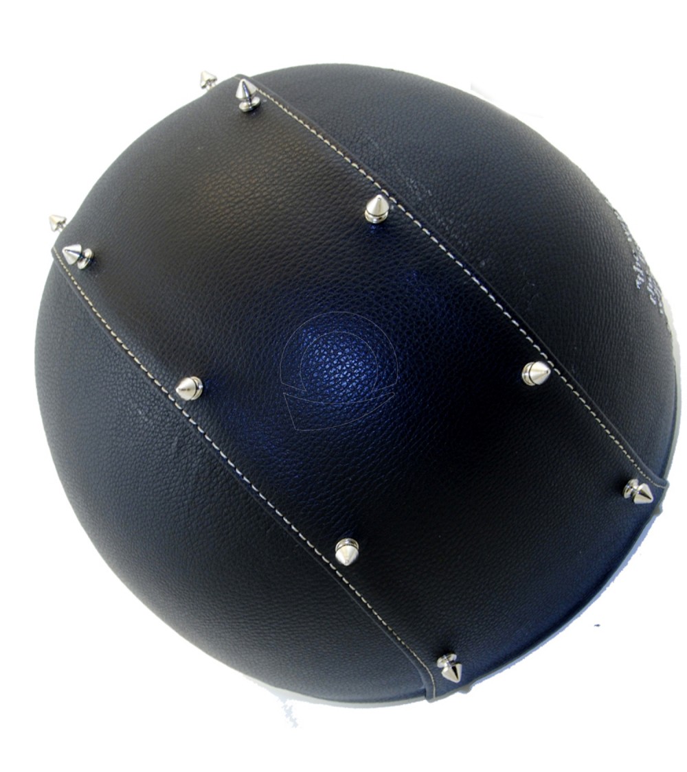 Casco borchie